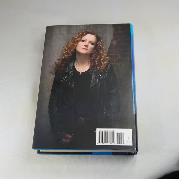 Kiss The Dead, Anita Blake Vampire Hunter Hardback Book by Laurell K. Hamilton - Picture 4 of 13